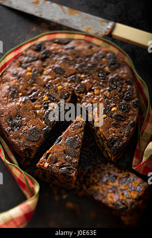 Natale torta alla frutta con nastro di festa Foto Stock