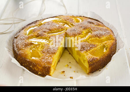 Limone pan di spagna con albicocche e zucchero a velo Foto Stock