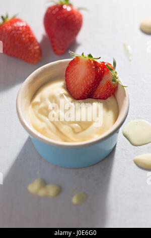 In casa crema pasticcera con fragole fresche Foto Stock