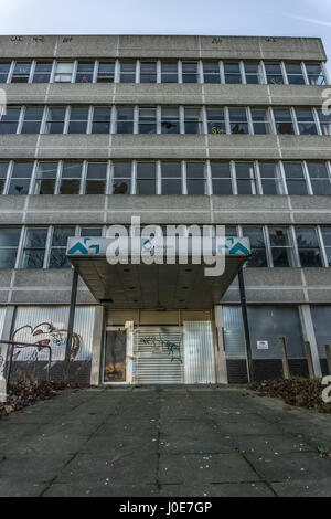 Kirklees college (ex collegio tecnico) su castigato, Huddersfield. Il sito è ora abbandonata in attesa di riqualificazione dopo il collegio si è mosso. Foto Stock