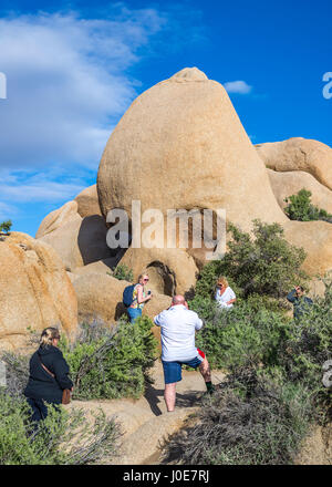 Le persone accanto al cranio Rock. Joshua Tree National Park, California, Stati Uniti d'America. Foto Stock