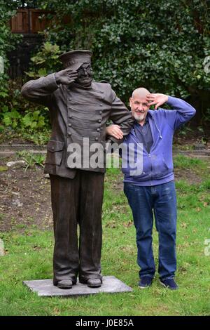 Barnsley basato scultore Graham Ibbeson con una scultura che ha fatto del comico Benny Hill. Foto Stock