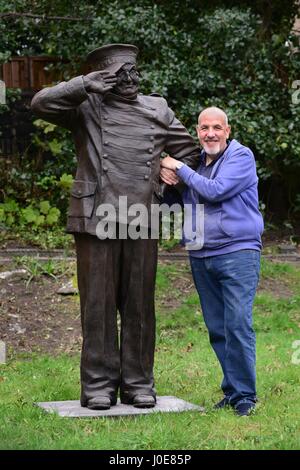 Barnsley basato scultore Graham Ibbeson con una scultura che ha fatto del comico Benny Hill. Foto Stock