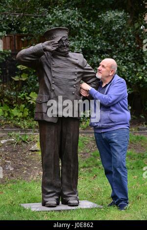 Barnsley basato scultore Graham Ibbeson con una scultura che ha fatto del comico Benny Hill. Foto Stock