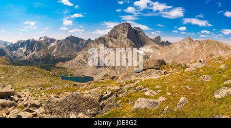 Affacciato sulla valle della forcella del nord della popo agie River (sinistra) e lizard head peak (centro) nella Wind River range, shoshone fores nazionale Foto Stock