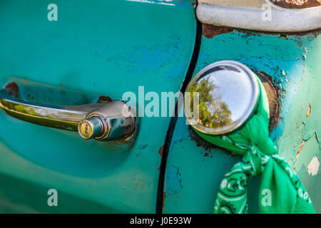 Dettaglio di una maniglia della porta su un vintage pickup truck Foto Stock