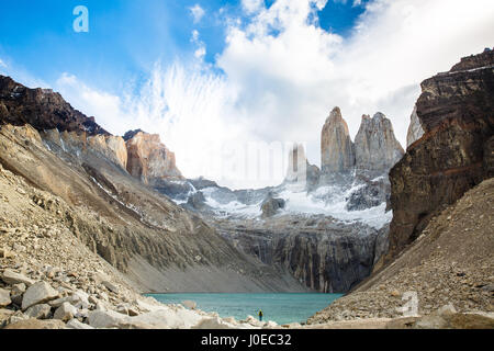 La vista a base Mirador las Torres. È possibile vedere le incredibili Torres del Paine. Foto Stock