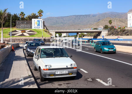 COSTA ADEJE, Tenerife, SPAGNA - Circa gen, 2016: Svincolo della TF-1 (Autopista del Sur) è in uscita dalla città di Costa Adeje. La parte meridionale o Foto Stock