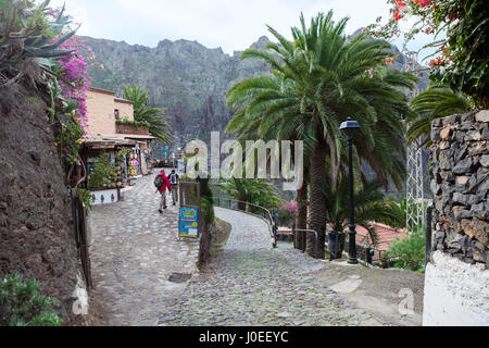 MASCA, Tenerife, SPAGNA - Circa gen, 2016: gruppo di escursionisti inizia il loro cammino dal punto di partenza in belle strade lastricate del villaggio. Masca village Foto Stock