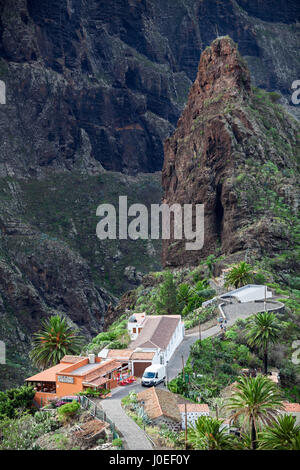 MASCA, Tenerife, Canarie, Spagna - circa gen, 2016: vista aerea presso il villaggio di Masca. Giant cliff aggetti di oltre le case. Masca è un piccolo villaggio con p Foto Stock