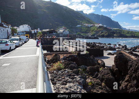 A Garachico, Tenerife, Canarie, Spagna-CIRCA gen, 2016: Urban litorale con pezzi di congelato di lava è sul versante nord dell'isola di Tenerife. Foto Stock