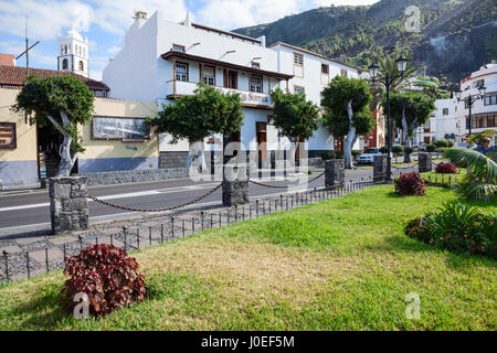 A Garachico, Tenerife, Canarie, Spagna-CIRCA gen, 2016: il viale principale della città di Garachico. Bella strada con piante verdi. Isole Canarie, Spagna, Foto Stock