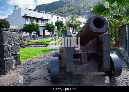 A Garachico, Tenerife, Canarie, Spagna-CIRCA gen, 2016: Un antico cannone è nella parte anteriore del Castillo de San Miguel fortezza sul lungomare principale di Garachic Foto Stock