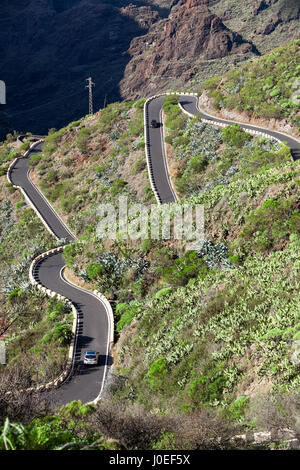 Strada TF-436 è il solo modo per Masca borgo attraverso le montagne. A zig-zag in strada il Macizo de Teno montagne, isola di Tenerife, Canarie, Spagna Foto Stock