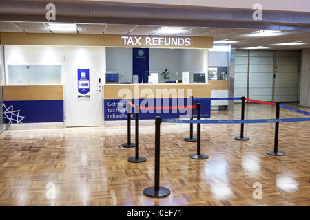 VANTAA DI HELSINKI, Finlandia - CIRCA DEC, 2015: Vuoto tax free restituzioni ufficio è in aeroporto. Viaggiatori di richiedere un rimborso al momento di lasciare la Comunità europea Nazioni Unite Foto Stock