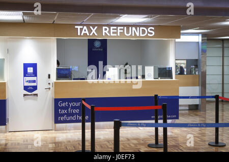 VANTAA DI HELSINKI, Finlandia - CIRCA DEC, 2015: Vuoto tax free restituzioni stand informativo è in aeroporto. Viaggiatori di richiedere un rimborso quando lascia il Foto Stock