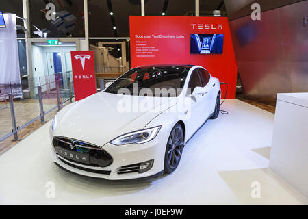 HELSINKI, Finlandia-CIRCA DEC, 2015: La Tesla auto. Whitestar berlina elettrica è in showroom dell aeroporto. La Tesla Model S è un full-sized tutti elettrici f Foto Stock