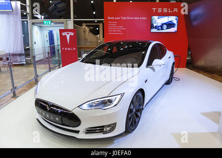 HELSINKI, Finlandia-CIRCA DEC, 2015: La Tesla car con inserito un plug-in. Whitestar berlina elettrica è in showroom. La Tesla Model S è un full-sized tutti Foto Stock