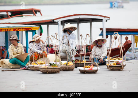 Hoi An, Vietnam - 14 marzo 2017: vietnamese donne vendono frutti. Foto Stock