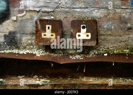 Il vecchio prese elettriche in abbandonato edificio industriale. Foto Stock