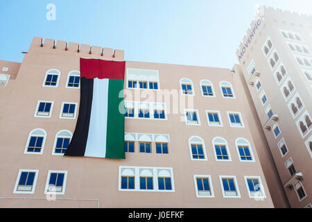 La Bandiera degli Emirati Arabi Uniti è appesa al Mövenpick hotel in Dubai. Foto Stock