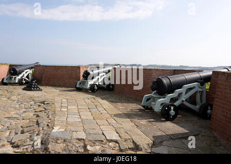 I cannoni di segnalare al mare e una pila di palle di cannone sulla merlatura a Rousse Torre. Rousse Tower, uno dei restanti dodici scappatoia torri di 1 Foto Stock