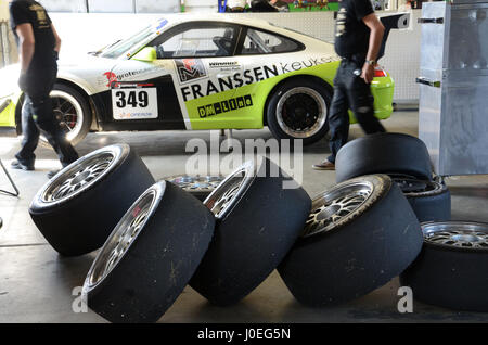 Patrick Franssen la Porsche 997 ai box a Zolder circuito automobilistico Belgio Foto Stock