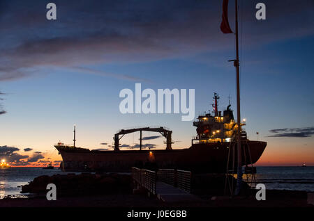 Vista della nave cargo spiaggiata nei pressi della costa Foto Stock