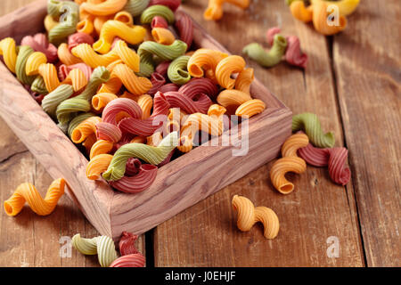 Colorato La pasta italiana 'amore' nel piccolo cassetto. Foto Stock