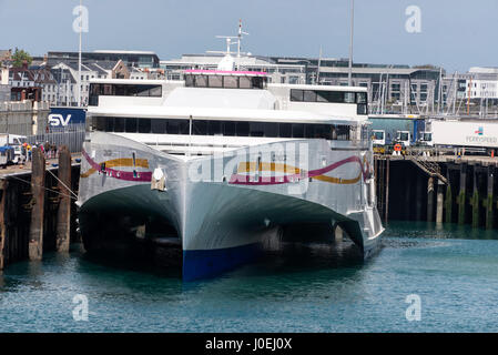 Il Condor liberazione del Condor Ferries, è ad alta velocità e traghetto per auto, nel dock presso San Pietro Porto di Guernsey nelle isole della Manica e la Gran Bretagna. Foto Stock
