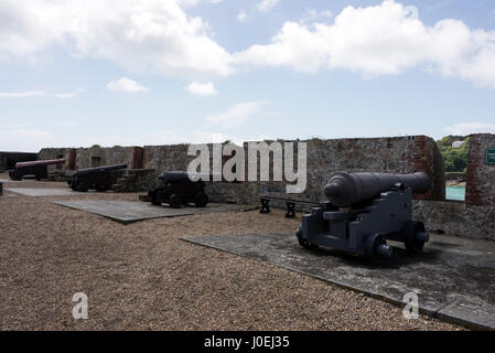 Una linea di inizio del XIX secolo i cannoni su eunuchi Mount , a metà del XVI secolo la piattaforma di artiglieria a Castle Cornet in San Pietro Porto di Guernsey, Foto Stock