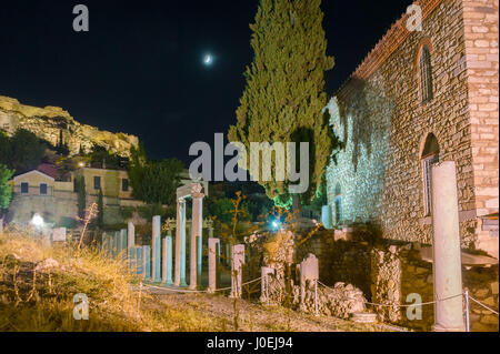 La vista sulla fila di colonne antiche, situato in Roman Agora, Atene, Grecia. Foto Stock