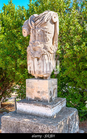 Il distrutto scultura dell imperatore Adriano, situato nell'Antica Agora sito archeologico di Atene, Grecia Foto Stock