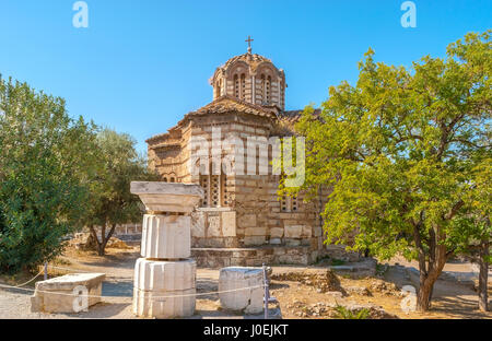 La vista sulla chiesa medievale di Santo Apostile, costruita in stile bizantino, situato nell'Antica Agorà di Atene, Grecia Foto Stock