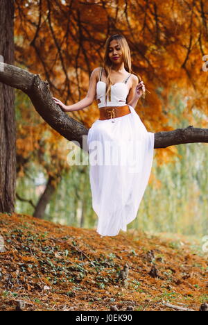 Ritratto di bella ragazza wiccan nella foresta Foto Stock