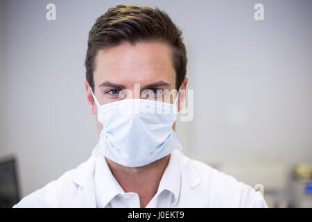 Ritratto di dentista indossando mascherina chirurgica in clinica Foto Stock