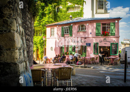 La Maison Rose Cafe nel quartiere Montmartre di Parigi, Francia. Foto Stock
