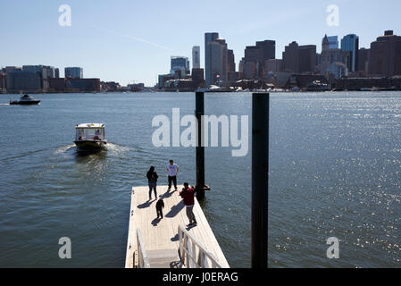 Con un taxi acqueo lascia un molo su East Boston quartiere lungomare di Porto Foto Stock