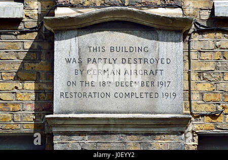 Londra Inghilterra, Regno Unito. Placca a 28 St John's Lane, CE1. Raid serale dal gotha bombardieri in cui 14 persone morirono. "Questo edificio fu parzialmente distrutto da Foto Stock