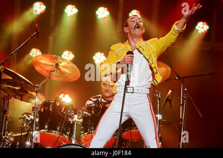 Una notte della regina, British Queen tribute show eseguita dal cantante Gary Mullen (come Freddie Mercury doppia) e la band di opere. concerto presso la Stadthalle di Wetzlar, Germania, il 5 febbraio, 2017. Fotocredit: Christian Lademann --- solo uso editoriale Foto Stock