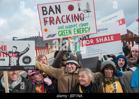 Anti-fracking manifestanti campagna al di fuori del Consiglio di contea del Lancashire riesca a convincere il consiglio di rifiutare Cuadrilla il permesso di frack Foto Stock