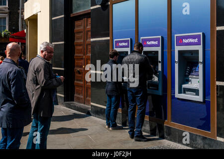 Persone prelevare denaro dal bancomat Borough High Street a Londra, Inghilterra Foto Stock