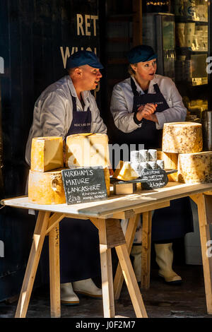 Due persone la vendita di formaggio al di fuori Neal's Yard Dairy Shop, Park Street, Borough Market, Londra, Inghilterra Foto Stock