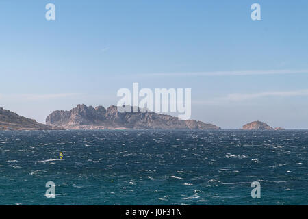 Surfista del vento sul mare Mediterraneo in una giornata ventosa vicino a Marsiglia Foto Stock