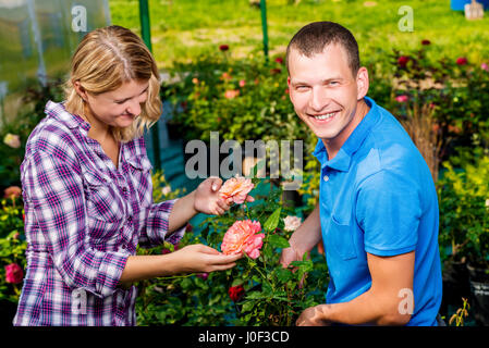 Ritratto di clienti felici di fiori in vivaio Foto Stock