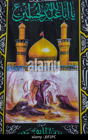 Muharram santo mese decorazione con Zuljanah cavallo su una strada a Kashan città, capitale della contea di Kashan dell'Iran Foto Stock