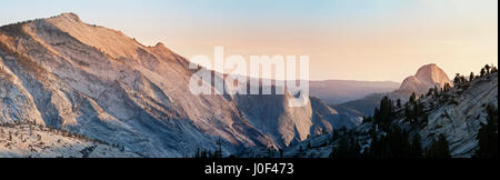 Vista panoramica su una mezza cupola al Parco Nazionale di Yosemite Foto Stock