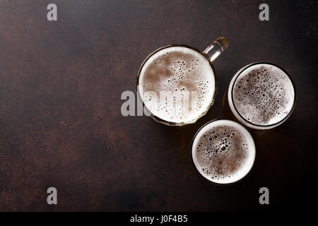 Lager boccali da birra sul tavolo di pietra. Vista da sopra con lo spazio di copia Foto Stock