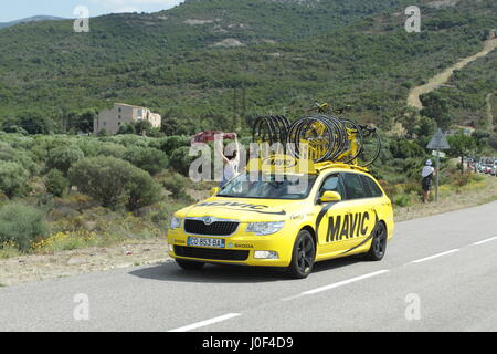 Veicoli di supporto sul Tour de France bike race, Corsica, 2013 Foto Stock