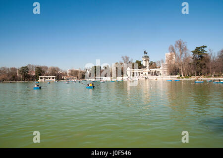 Un monumento di Alfonso XII sul lago in barca, Parque del Buen Retiro (Retiro Park), Madrid, Spagna Foto Stock